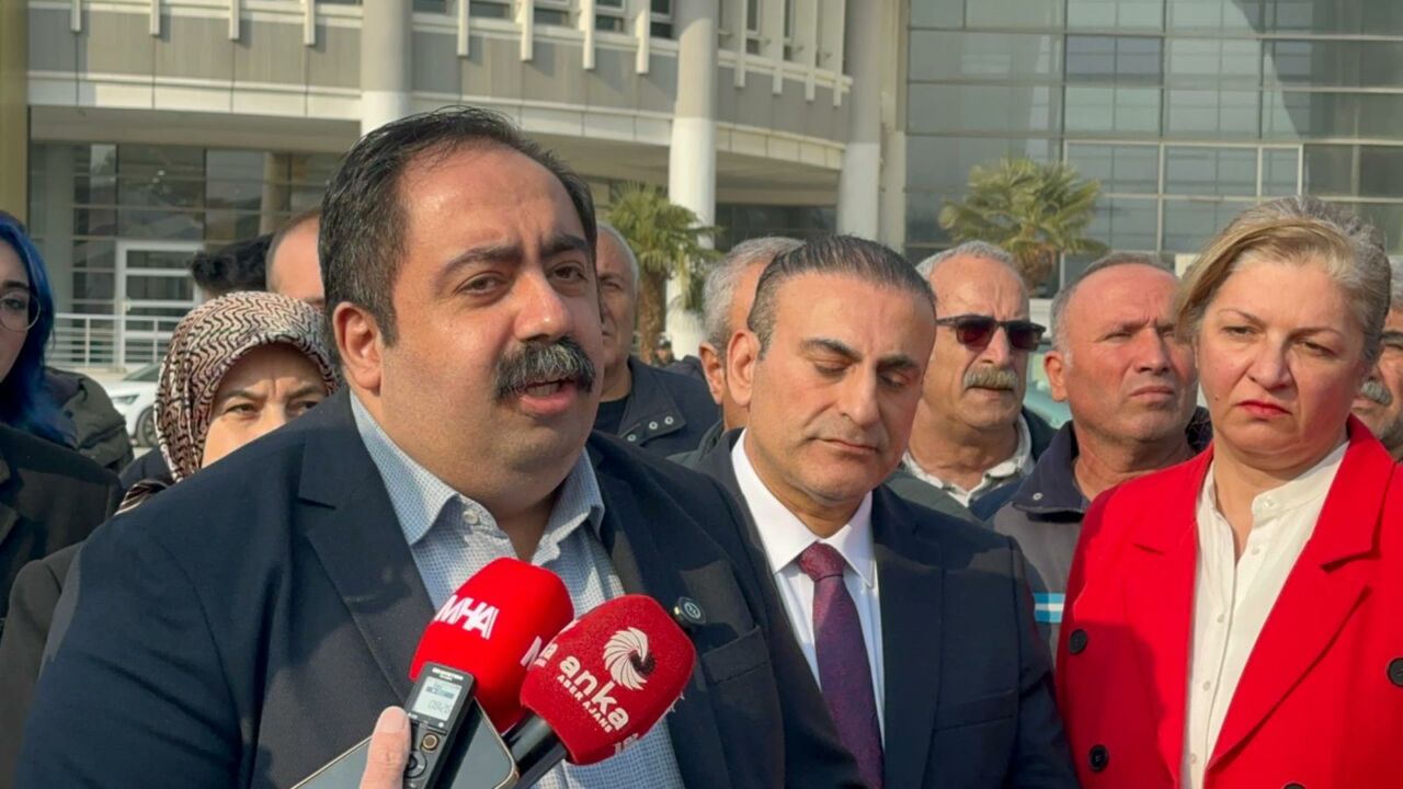 CHP Malatya İl Başkanı Barış Yıldız, Büyükşehir Belediyesi binasındaki kütüphane