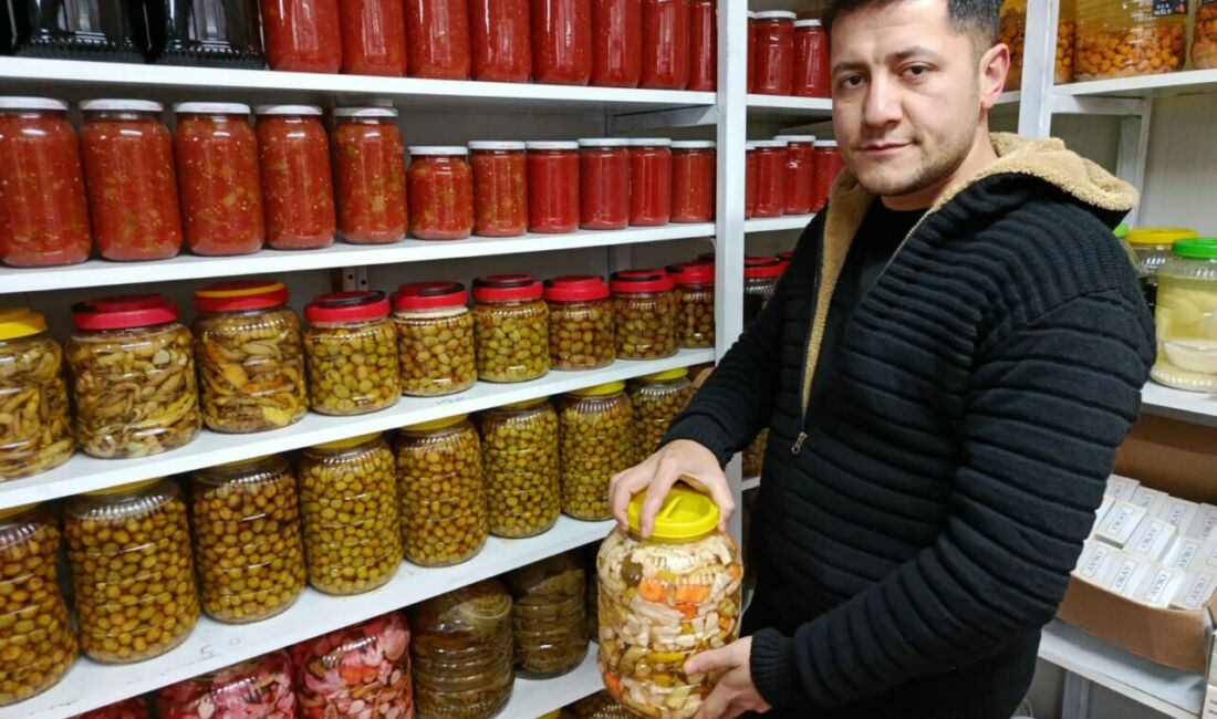 Darende'de genç girişimci Mete Yazıcıoğlu, kendi tarlasında yetiştirdiği doğal ürünleri,