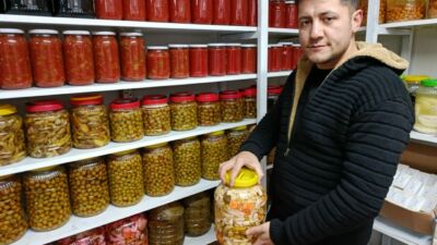 Evde Üretip Konteynerde Sattı: Genç Girişimciden Organik Lezzetler Darende'de genç girişimci Mete Yazıcıoğlu, kendi tarlasında yetiştirdiği doğal ürünleri,