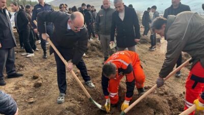 Doğanşehir’de Kaymakam Sungur’dan ‘Yeşil Vatan’ Vurgusu Doğanşehir Kaymakamlığı ve İlçe Millî Eğitim Müdürlüğü tarafından yürütülen ÖNEM