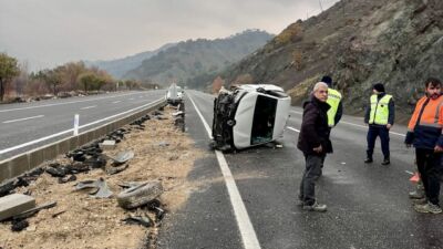 Lastiği Patlayan Otomobil Devrildi: Aynı Aileden 4 Yaralı! Adıyaman-Malatya karayolunda lastiği patlayan otomobilin kontrolden çıkarak devrilmesi sonucu, araçtaki