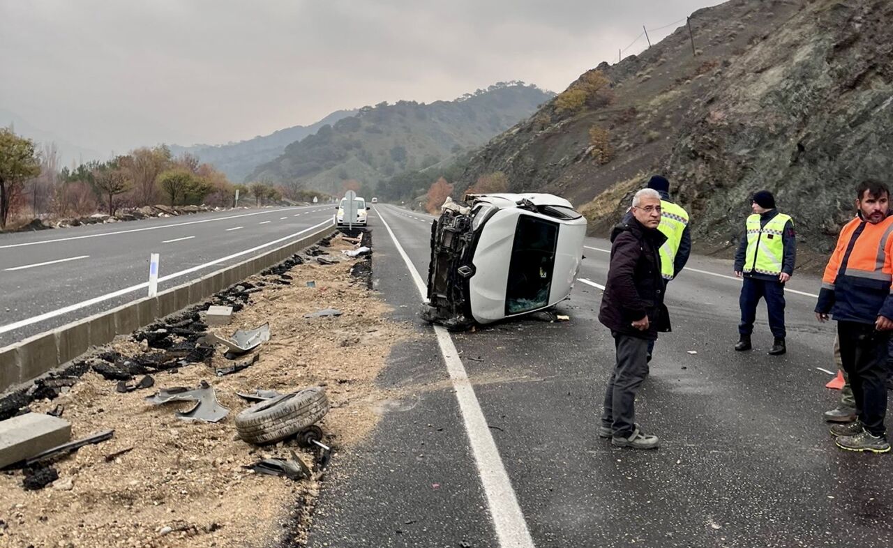 Adıyaman-Malatya karayolunda lastiği patlayan otomobilin kontrolden çıkarak devrilmesi sonucu, araçtaki