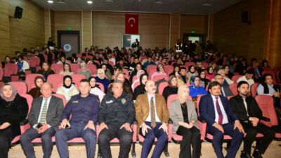 Doğanşehir’de Üniversite Öğrencilerine Narko-Gençlik ve Siber Dolandırıcılıkla Mücadele Eğitimi Doğanşehir’de üniversite öğrencilerine yönelik uyuşturucuyla mücadele, siber dolandırıcılık yöntemleri ve