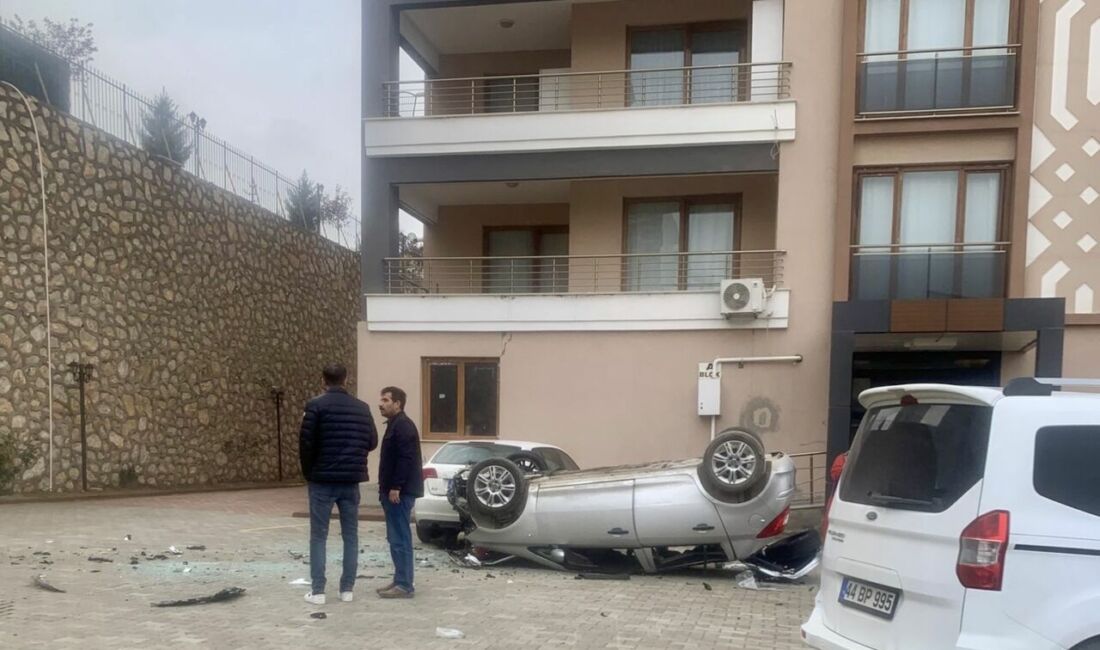 Battalgazi'de kadın sürücünün kontrolünden çıkan araç, vites hatası nedeniyle site