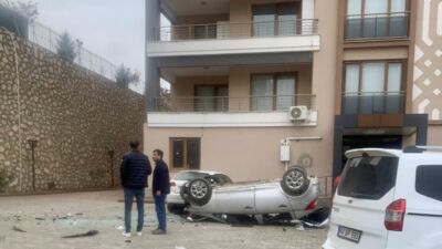 Battalgazi'de kadın sürücünün kontrolünden çıkan araç, vites hatası nedeniyle site