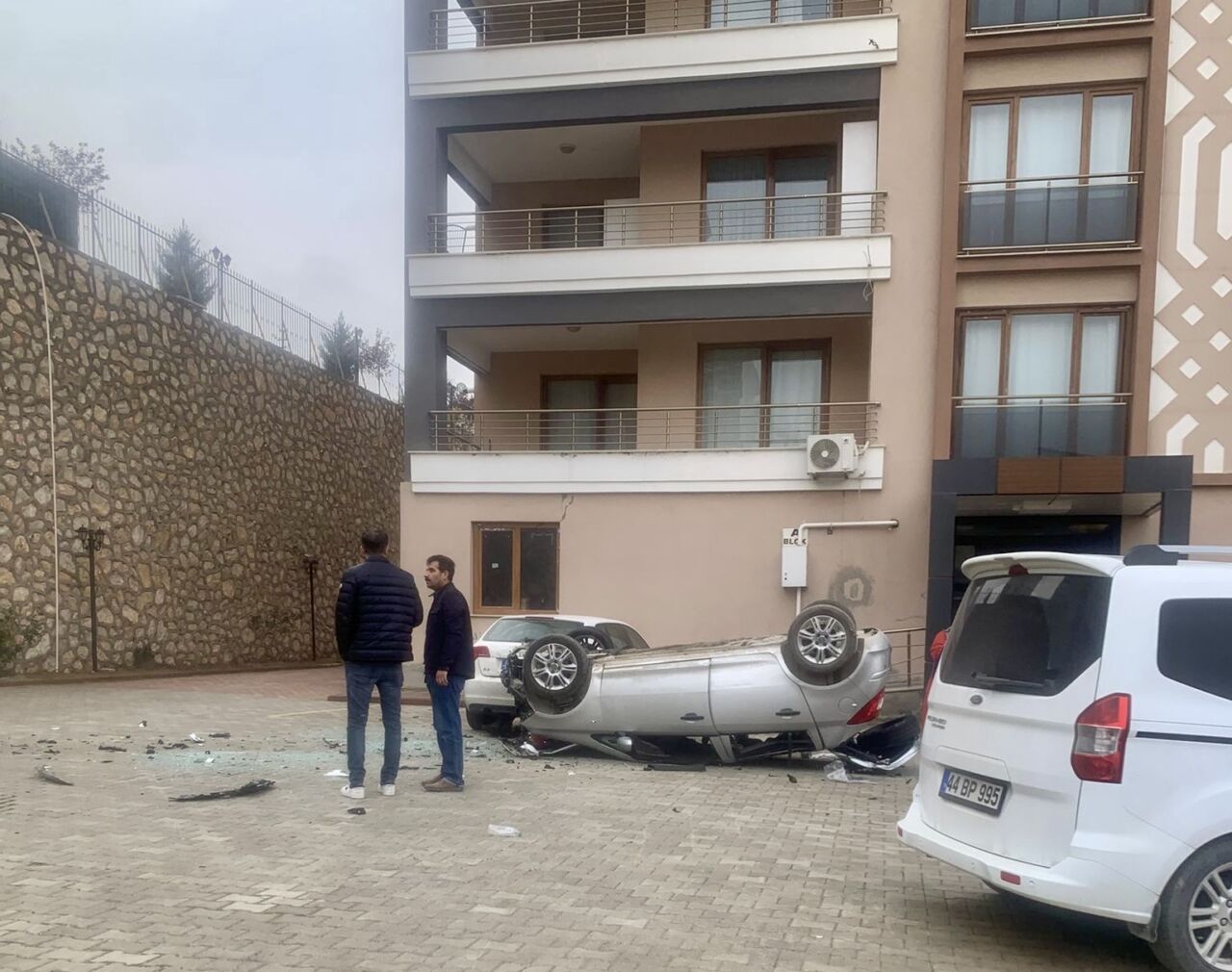 Battalgazi'de kadın sürücünün kontrolünden çıkan araç, vites hatası nedeniyle site