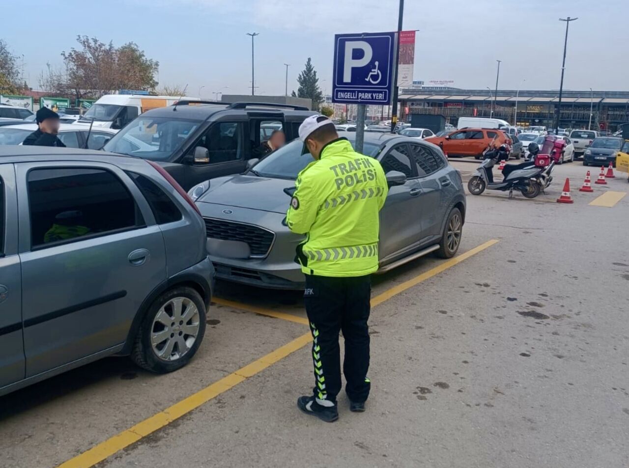 Malatya Emniyet Müdürlüğü Trafik Şube ekipleri, kent genelinde engelli vatandaşlara