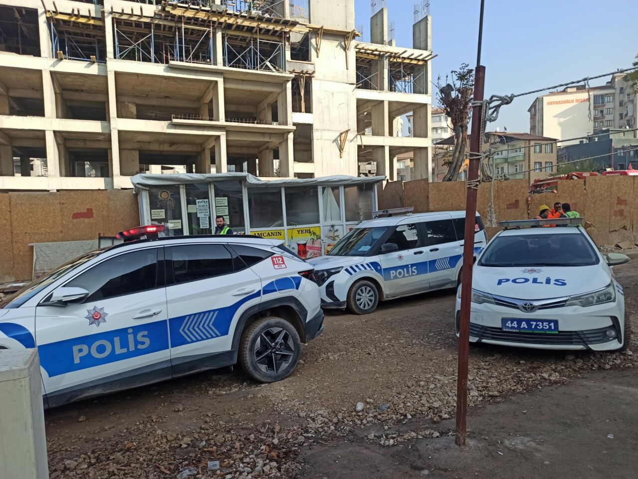 Malatya Fuzuli Caddesi'nde berber ve çay ocağı işletmecisi komşu esnaflar