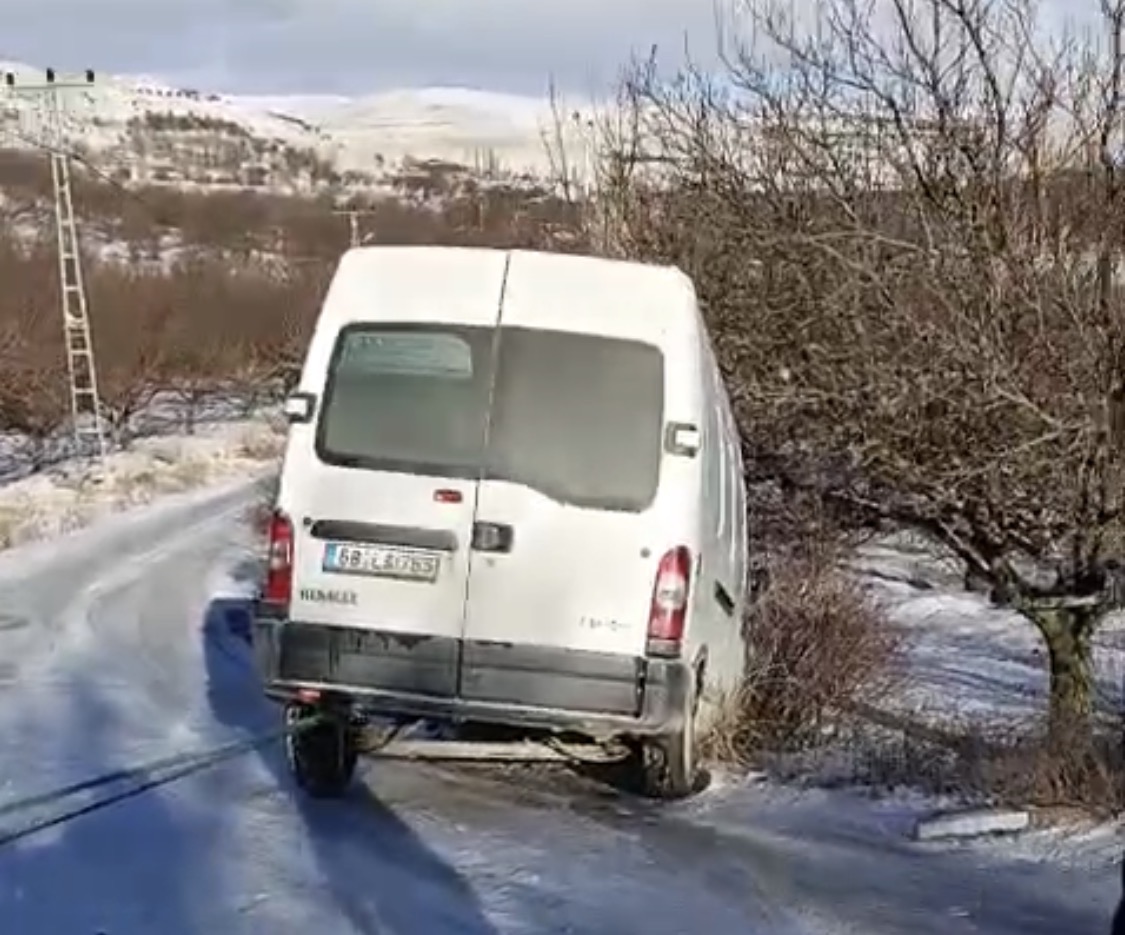 Malatya’nın Hekimhan ilçesine bağlı Kurşunlu Mahallesi’nde karla kaplı ve bakımsız