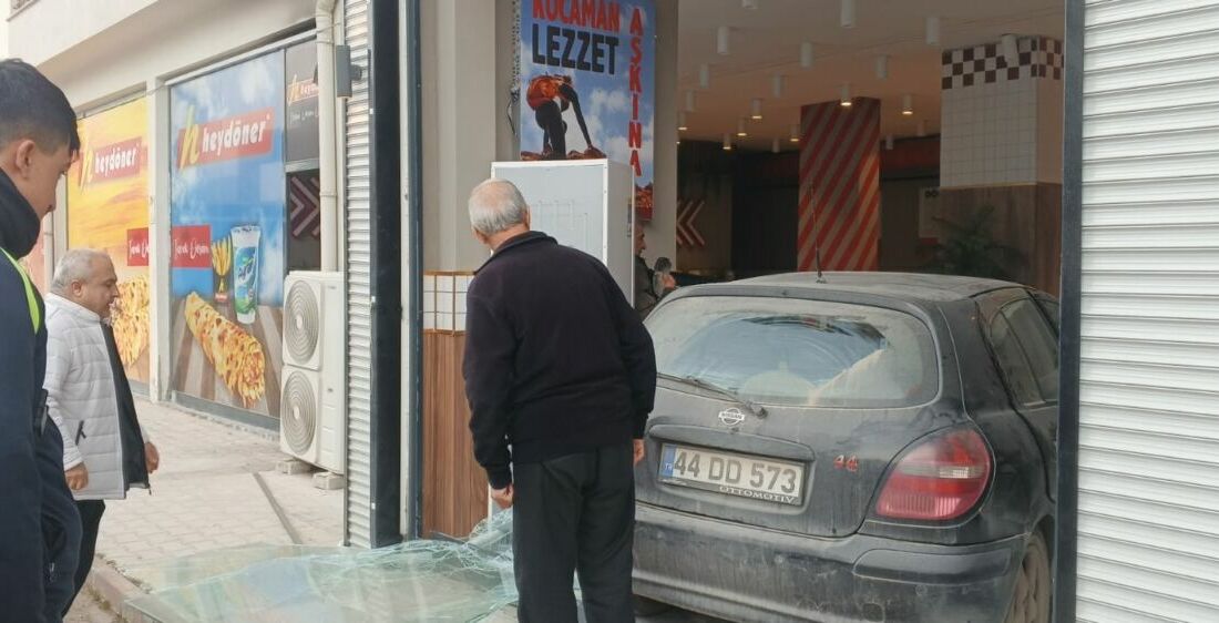 Malatya’nın Battalgazi ilçesinde direksiyon hakimiyetini kaybeden kadın sürücü, otomobiliyle kaldırıma