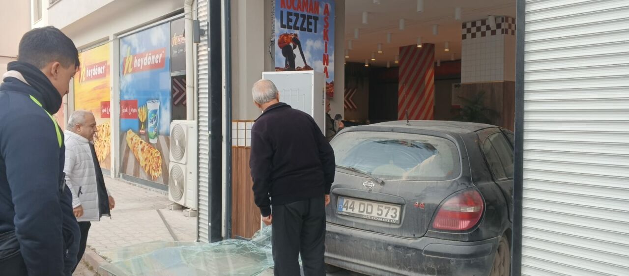 Malatya’nın Battalgazi ilçesinde direksiyon hakimiyetini kaybeden kadın sürücü, otomobiliyle kaldırıma