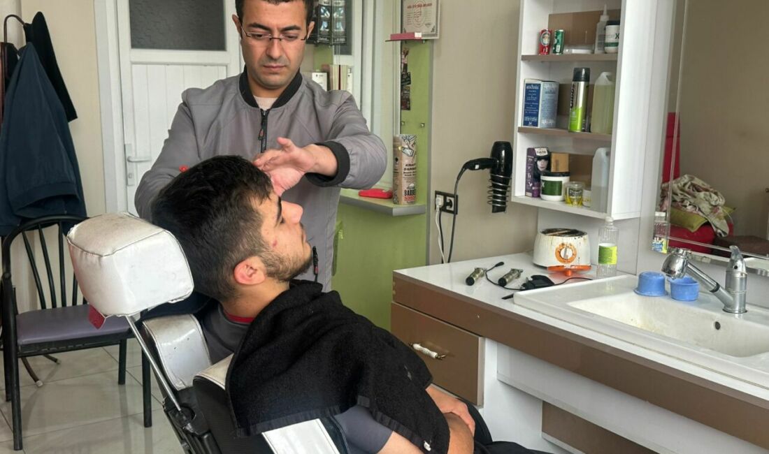 Malatya Tecde Mahallesi’ndeki berber, artan maliyetlere rağmen fiyatlarını sabit tutarak