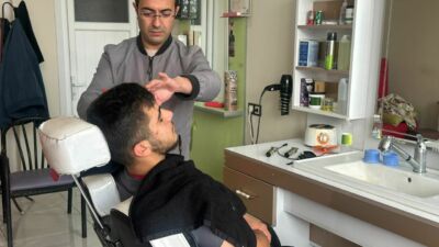 Malatya Tecde Mahallesi’ndeki berber, artan maliyetlere rağmen fiyatlarını sabit tutarak