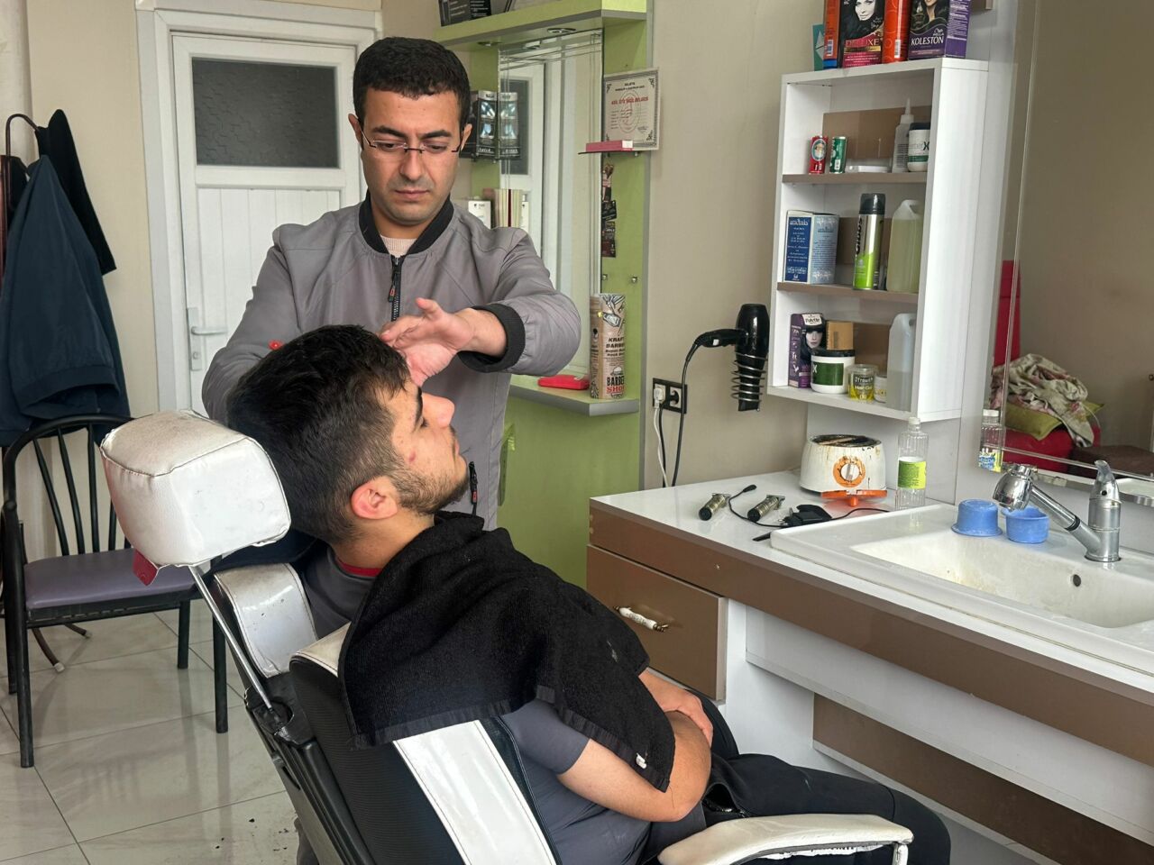 Malatya Tecde Mahallesi’ndeki berber, artan maliyetlere rağmen fiyatlarını sabit tutarak