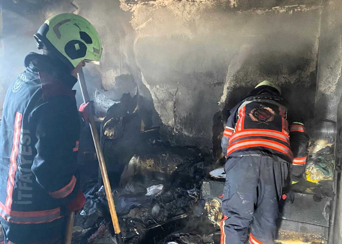Malatya’nın merkez Battalgazi ilçesinde bir evde çıkan yangın, itfaiye ekiplerinin