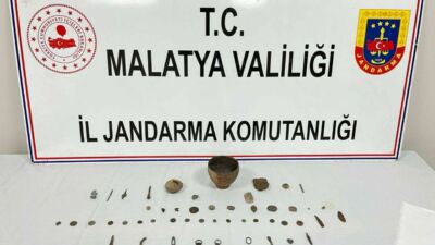 Malatya’da Tarihi Eser Operasyonu: Doğanşehir’de Çok Sayıda Obje Ele Geçirildi Malatya’nın Doğanşehir ilçesinde jandarma ekipleri tarafından düzenlenen tarihi eser operasyonunda