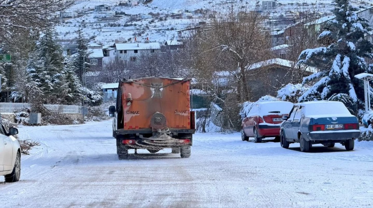 Yeşilyurt Belediyesi, etkisini artıran yoğun kar yağışı nedeniyle ilçe genelinde