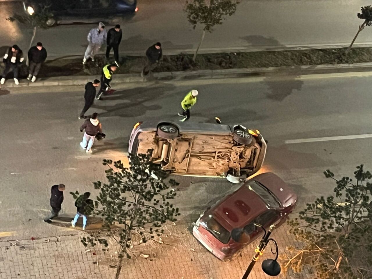 Battalgazi’de kontrolden çıkan bir otomobil park halindeki araca çarparak ters