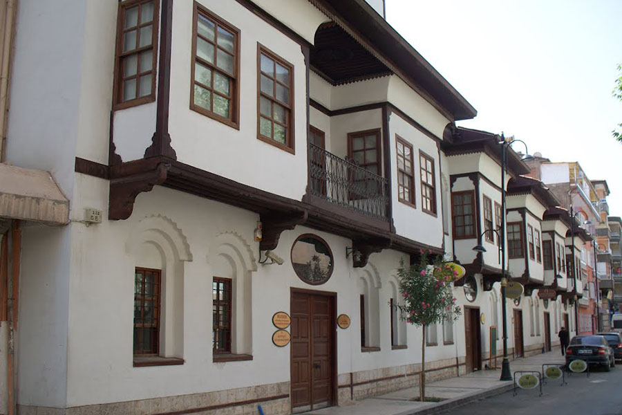 Malatya'nın Saray Mahallesi'nde 1900'lü yıllardan kalma, geleneksel sivil mimarinin zarif