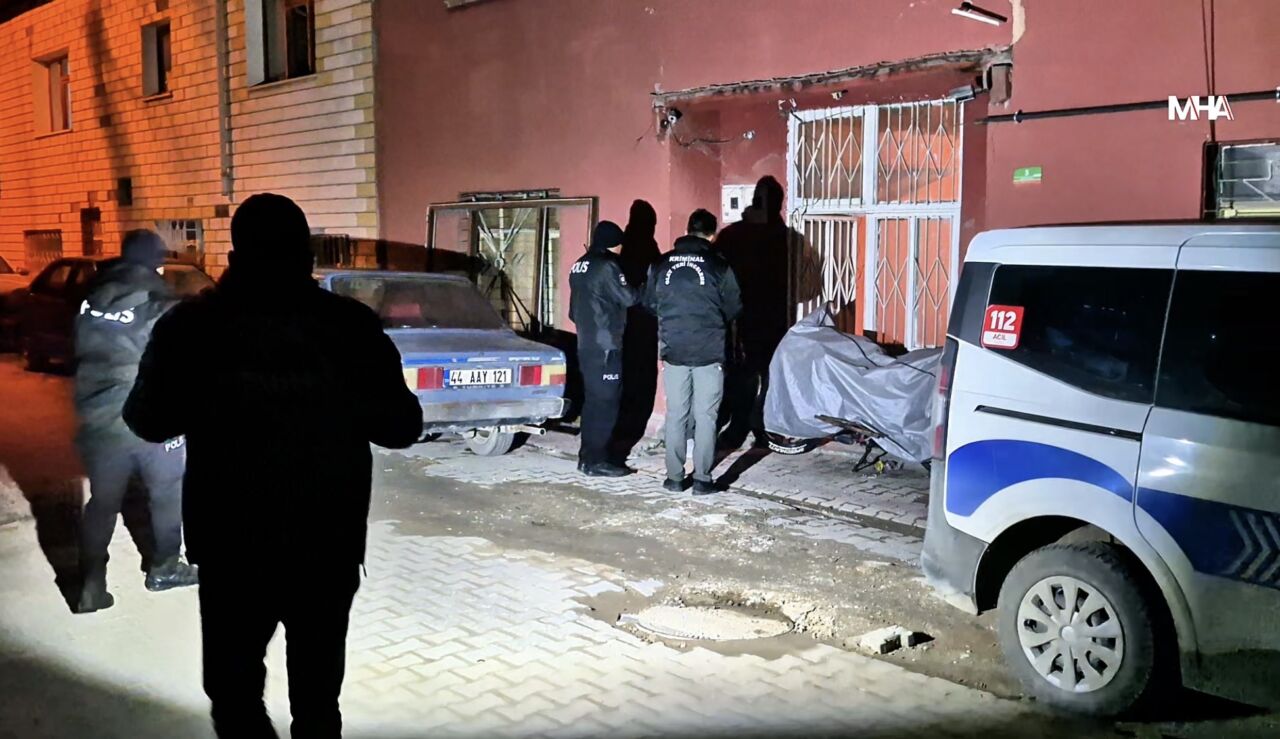 Malatya’nın Yeşilyurt ilçesinde, banyoda baygın halde bulunan 21 yaşındaki genç,