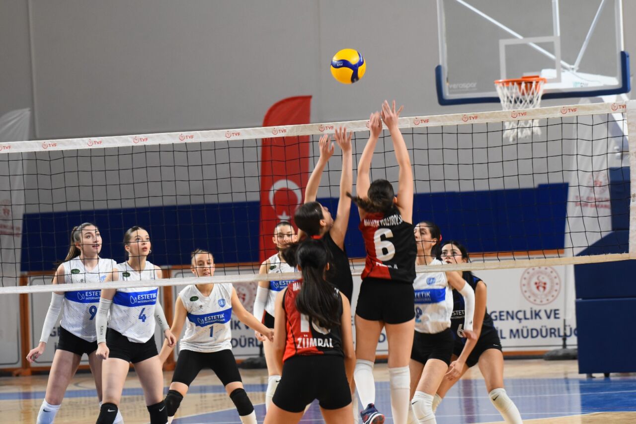 Türkiye Voleybol Federasyonu Kadınlar 2. Lig’de Malatya derbisi nefesleri kesti.
