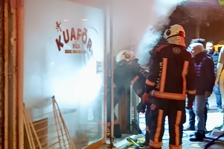 Malatya Batalgazi'deki Cezmikartay Caddesi üzerinde bulunan bir kuaförde çıkan yangın,