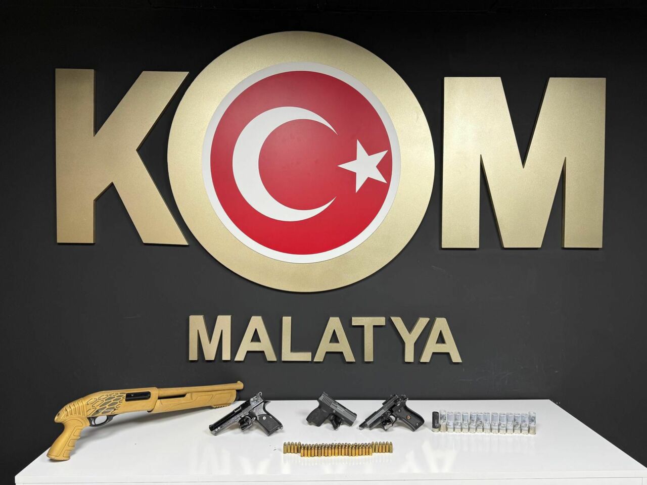 Malatya’nın Battalgazi ilçesinde ruhsatsız silah ticareti ve bulundurulmasına yönelik düzenlenen