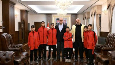 Milli Takıma Giden Hokeycilerden Vali Seddar Yavuz’a Ziyaret! U16 ve U13 hokey kategorilerinde gösterdikleri üstün başarılarla Milli Takım