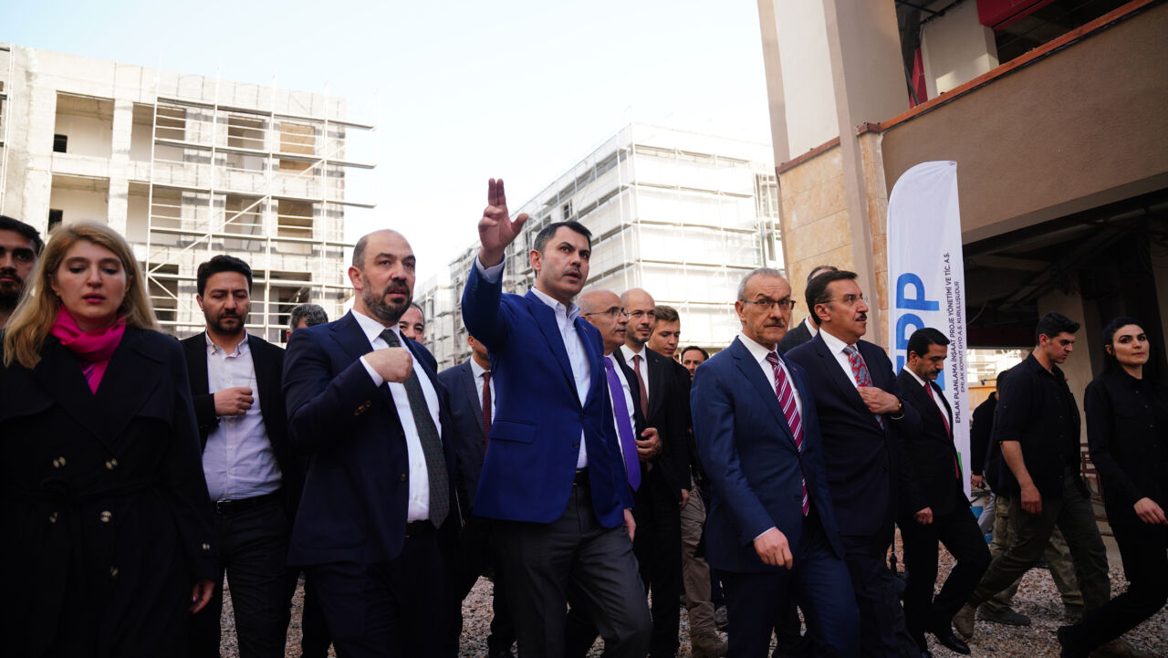 Çevre, Şehircilik ve İklim Değişikliği Bakanı Murat Kurum, deprem bölgesinde