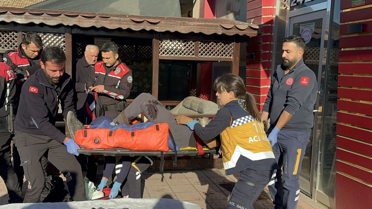 Yeşilyurt ilçesi Özalper Mahallesi'nde önceden aralarında husumet bulunan iki kişi,