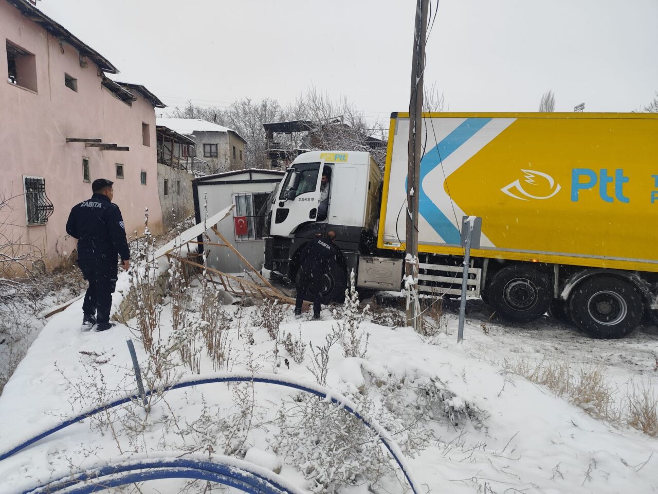 Malatya’da etkili olan kar yağışı ve buzlanma nedeniyle kontrolden çıkan
