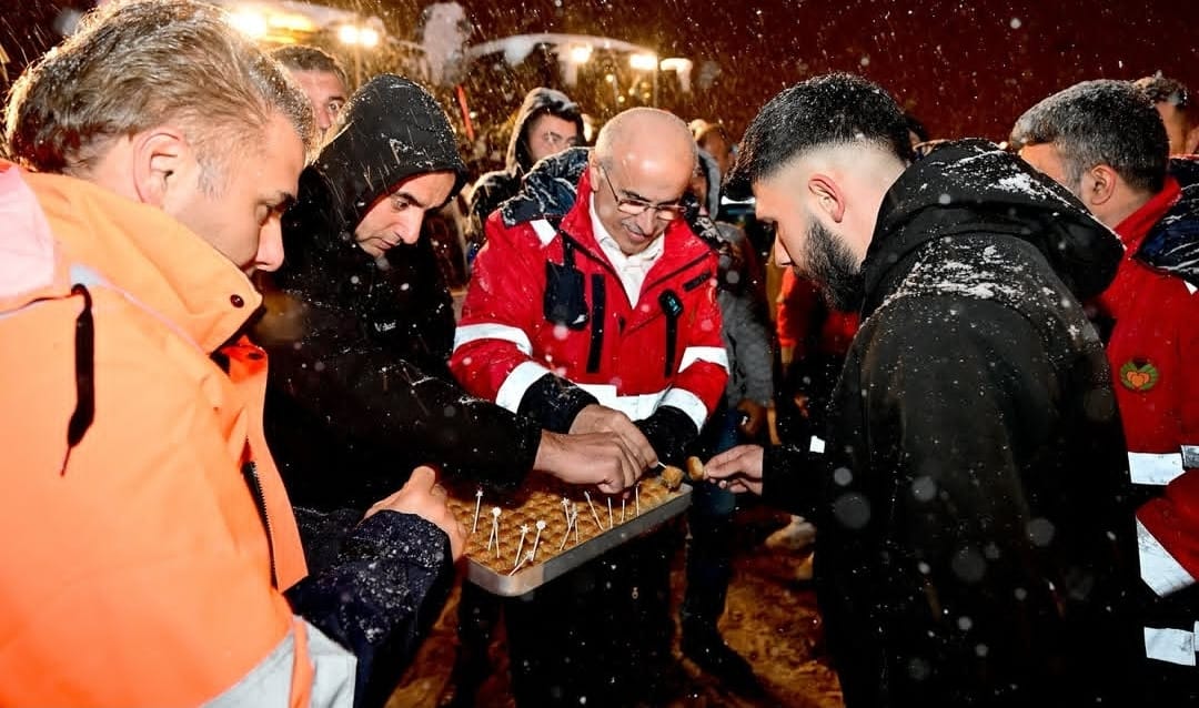 Malatya’da 3 santimetrelik kar yağışı hayatı felç etti. Kısa süre