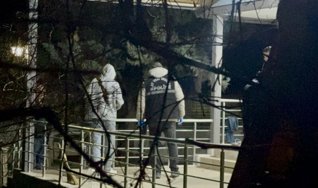 Malatya'nın Battalgazi ilçesinde, bir bağ evinde iddiaya göre silahla oynayan