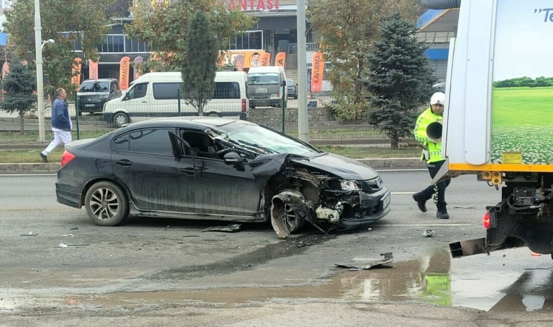 Malatya-Elazığ Karayolu üzerinde belediyeye ait çöp kamyonuna arkadan çarpan otomobilde