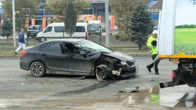 Malatya-Elazığ Karayolu üzerinde belediyeye ait çöp kamyonuna arkadan çarpan otomobilde