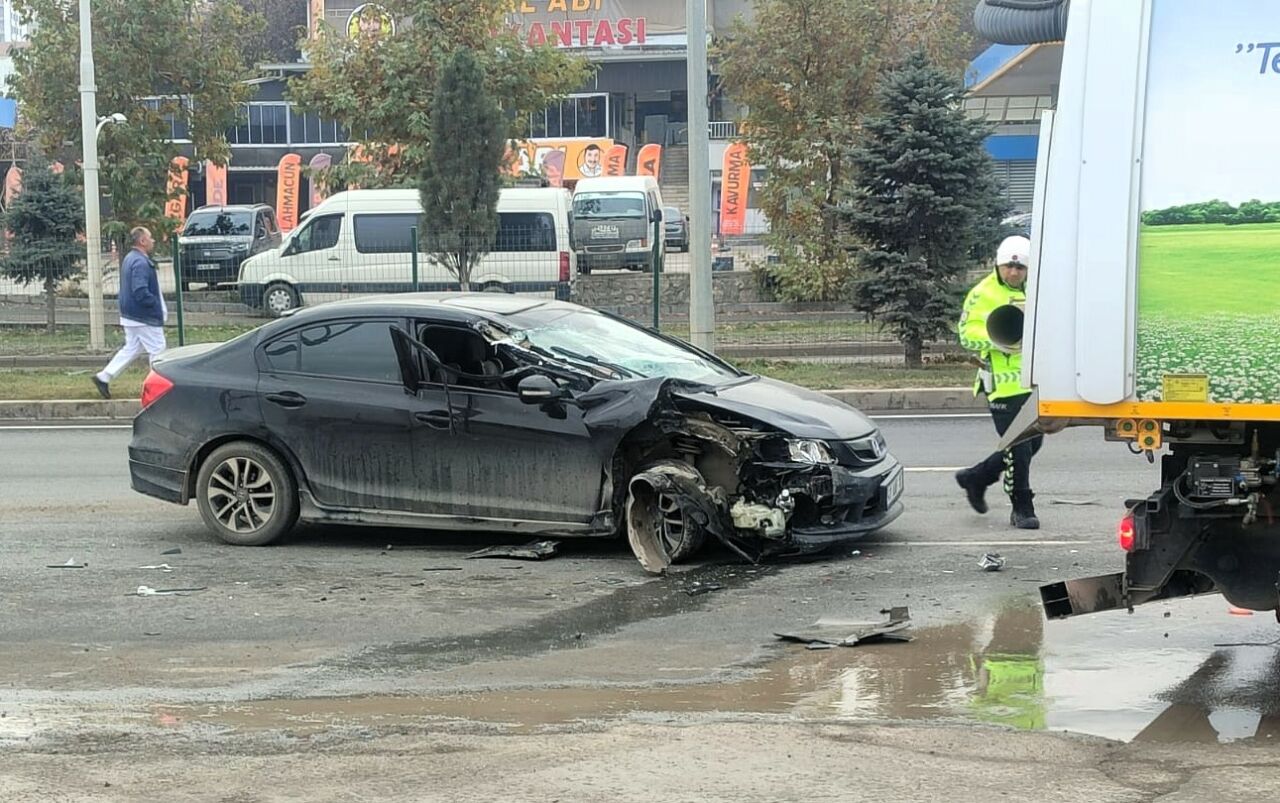 Malatya-Elazığ Karayolu üzerinde belediyeye ait çöp kamyonuna arkadan çarpan otomobilde