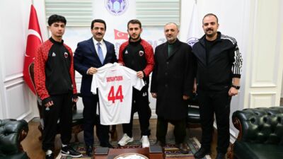 Battalgazi Belediyespor’un Milli Gururları Başkan Taşkın’ı Ziyaret Etti Battalgazi Belediyespor formasıyla gösterdikleri başarıların ardından milli takımlara seçilen futsal