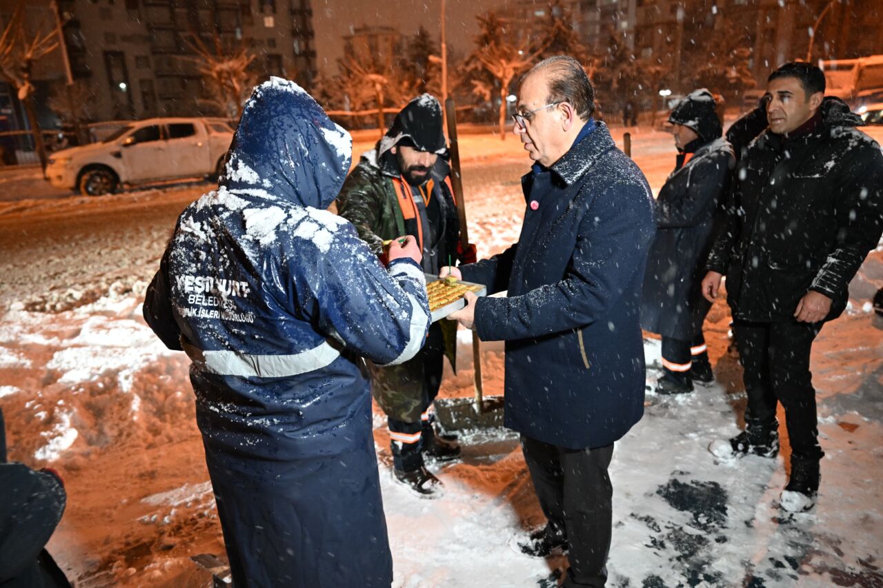 Yeşilyurt Belediye Başkanı Prof. Dr. İlhan Geçit, ilçe genelinde etkili