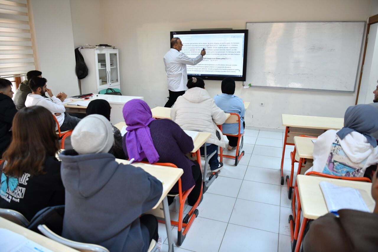 Yeşilyurt Belediyesi, ara tatil döneminde öğrencilerin akademik gelişimini desteklemek amacıyla