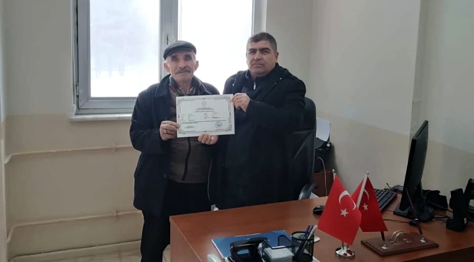 Doğanşehir Halk Eğitim Merkezi tarafından düzenlenen okuma yazma kursunu başarıyla