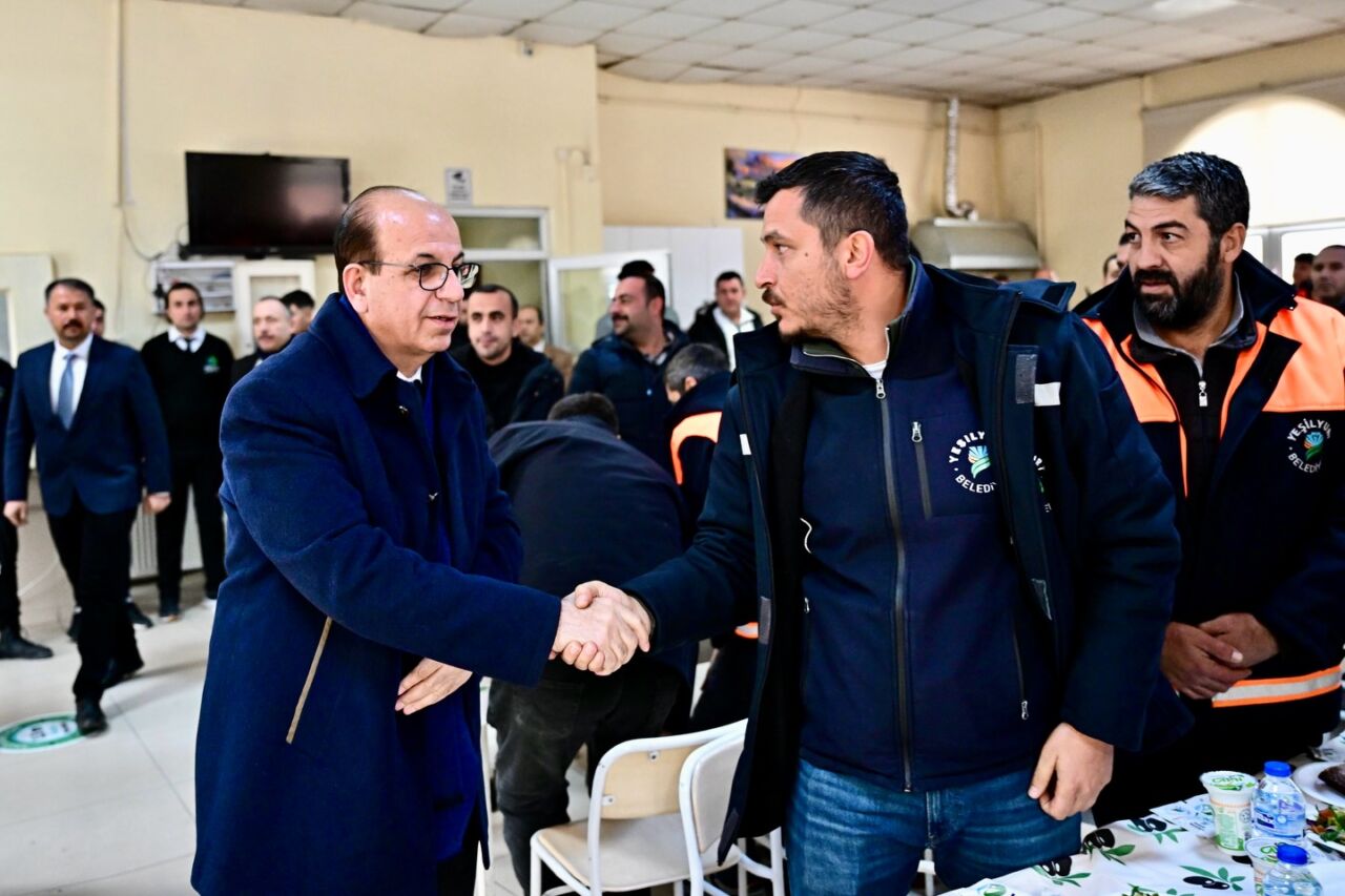 Yeşilyurt Belediye Başkanı Prof. Dr. İlhan Geçit, kış şartlarında karla