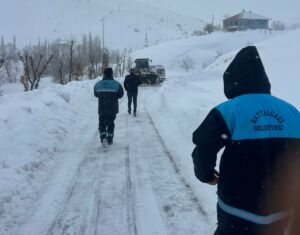 Malatya’da etkili olan kar yağışı sonrası ambulansın ulaşamadığı bölgede devreye