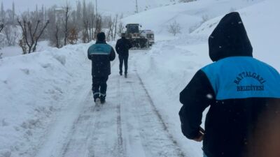 Battalgazi’de Hayat Kurtaran Operasyon: Sağlık Ekipleri İş Makinesiyle Hastaya Ulaştırıldı Malatya’da etkili olan kar yağışı sonrası ambulansın ulaşamadığı bölgede devreye