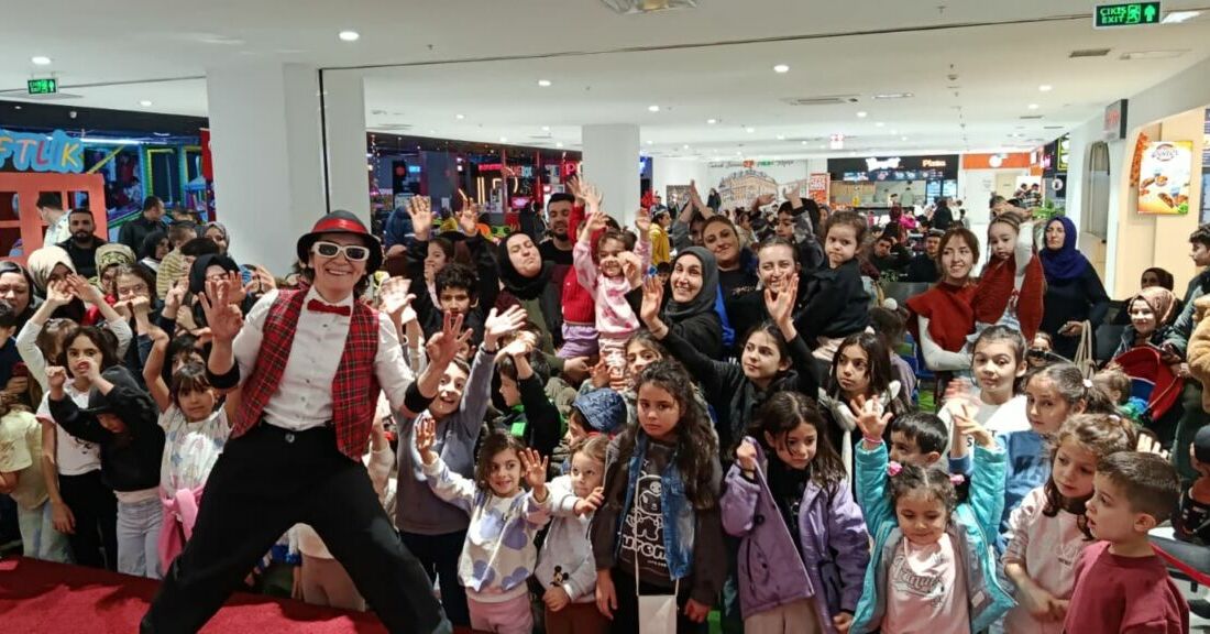Malatya City Outlet AVM’de düzenlenen Bubble Show etkinliği, çocuklar ve