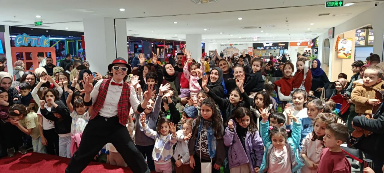 Malatya City Outlet AVM’de düzenlenen Bubble Show etkinliği, çocuklar ve