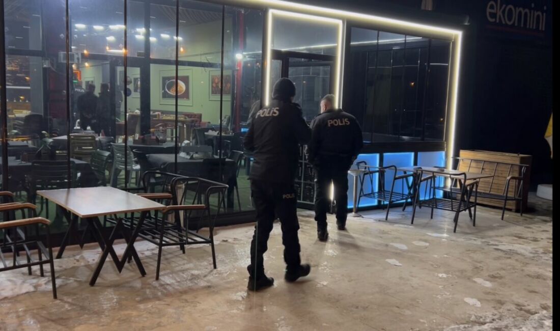 Malatya’nın Battalgazi ilçesinde bir kafede çıkan tartışma silahlı kavgaya dönüştü.