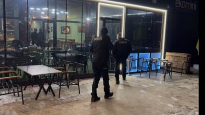 Malatya’nın Battalgazi ilçesinde bir kafede çıkan tartışma silahlı kavgaya dönüştü.
