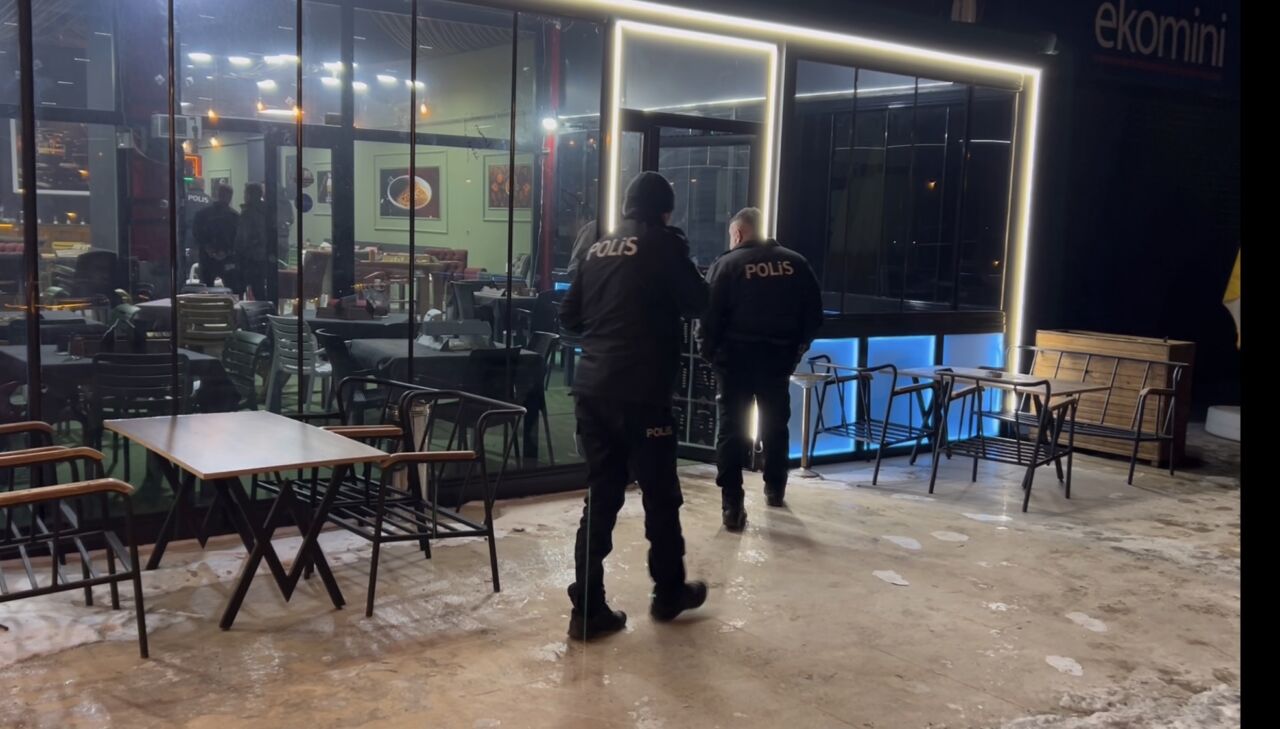 Malatya’nın Battalgazi ilçesinde bir kafede çıkan tartışma silahlı kavgaya dönüştü.