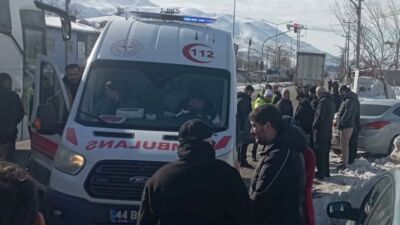 Malatya’nın Doğanşehir ilçesinde kar yağışı nedeniyle kontrolden çıkan beton mikseri,