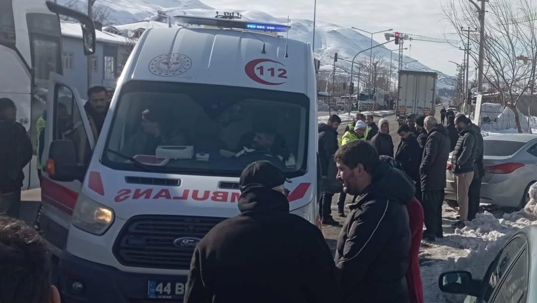 Malatya’nın Doğanşehir ilçesinde kar yağışı nedeniyle kontrolden çıkan beton mikseri,